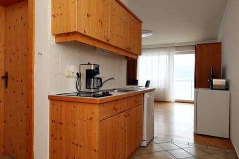 Coffee/tea facilities, stove