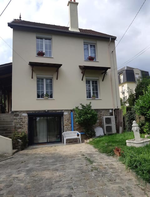 3Chambre calme première étage Vacation rental in Île-de-France