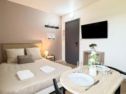 Communal lounge/ TV room, Bed, TV and multimedia, Living room, Photo of the whole room, Seating area, Bedroom, towels, air conditioner