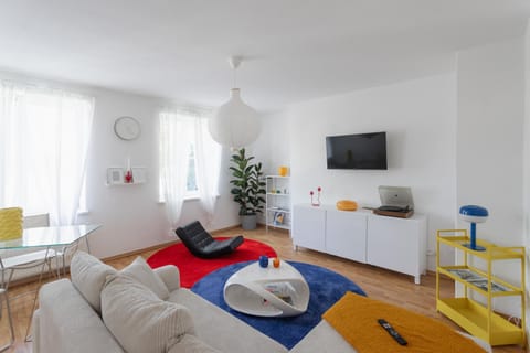 Communal lounge/ TV room, TV and multimedia, Living room, Seating area, Evening entertainment