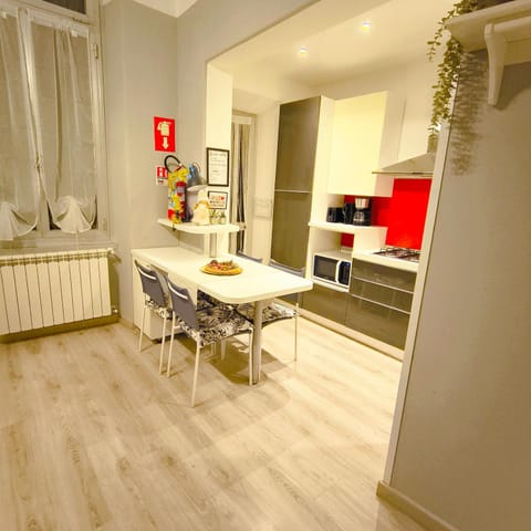 Kitchen or kitchenette, Seating area, Dining area