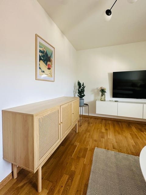 Communal lounge/ TV room, TV and multimedia, Living room, Seating area