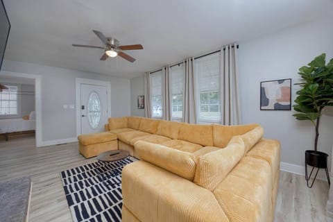 TV and multimedia, Living room, Seating area, fireplace