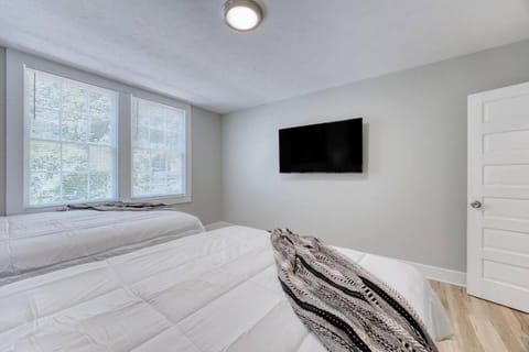 Bed, TV and multimedia, Bedroom