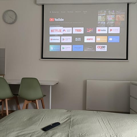 Bed, TV and multimedia, Photo of the whole room, Seating area, Bedroom