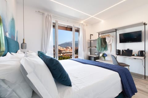 Bed, Natural landscape, TV and multimedia, Photo of the whole room, Bedroom, Mountain view