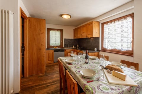 CHALET PONTAL 11 - Relax e vista sulle montagne - COUR 0154 Apartment in Courmayeur