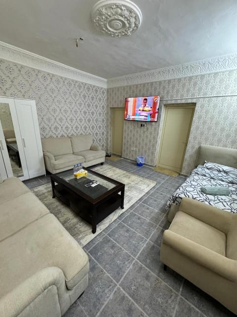 Bed, TV and multimedia, Living room, Seating area, Evening entertainment