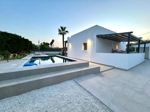 Property building, Patio, Day, Pool view, Swimming pool, sunbed