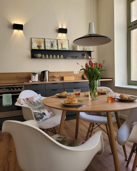 Kitchen or kitchenette, Seating area, Dining area