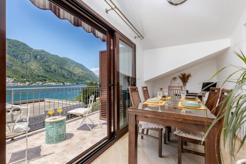 Day, Natural landscape, Balcony/Terrace, Living room, Seating area, Dining area, Mountain view, Sea view
