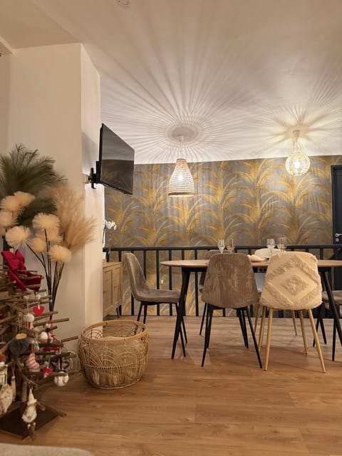 Seating area, Dining area