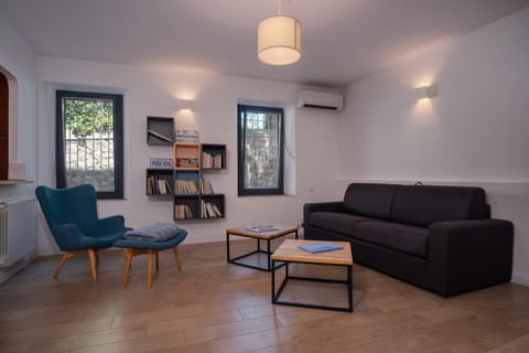 Library, Seating area, air conditioner