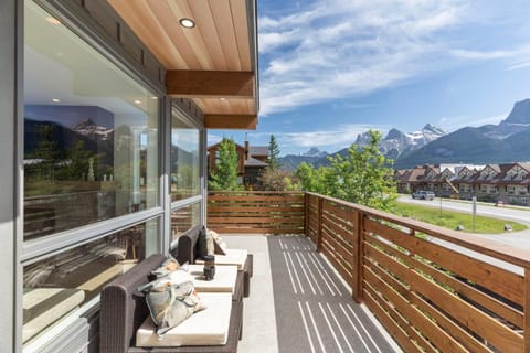 Nearby landmark, Spring, Day, Natural landscape, View (from property/room), Balcony/Terrace, Seating area, Mountain view