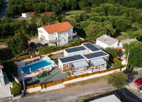 Property building, Day, Neighbourhood, Bird's eye view, Pool view, Street view, Swimming pool, Location, Parking