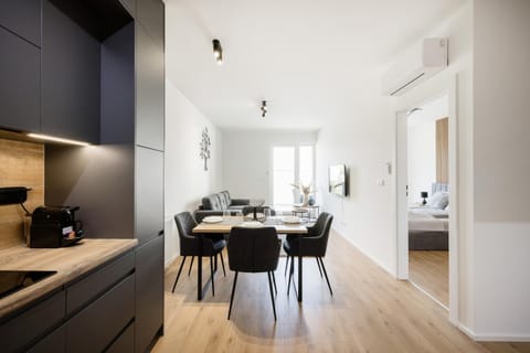 TV and multimedia, Kitchen or kitchenette, Living room, Dining area, air conditioner