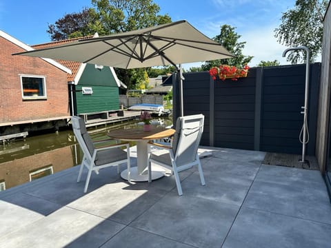 Shower, Property building, Day, Balcony/Terrace, Dining area, River view