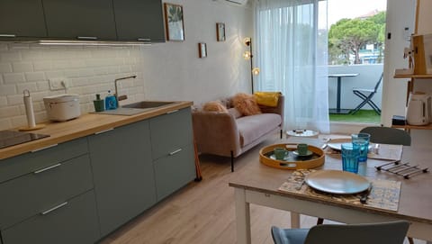 Kitchen or kitchenette, Living room, Seating area, Dining area