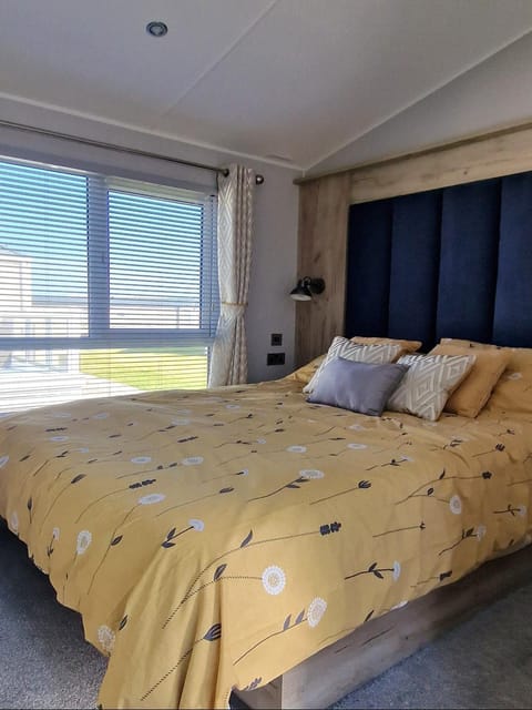 Thrive by the Sea in Luxury, West Point Holiday Apartment in Selsey