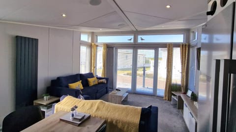 Thrive by the Sea in Luxury, West Point Holiday Apartment in Selsey