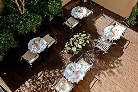 Patio, Buffet breakfast