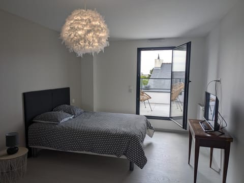 Bed, TV and multimedia, Bedroom