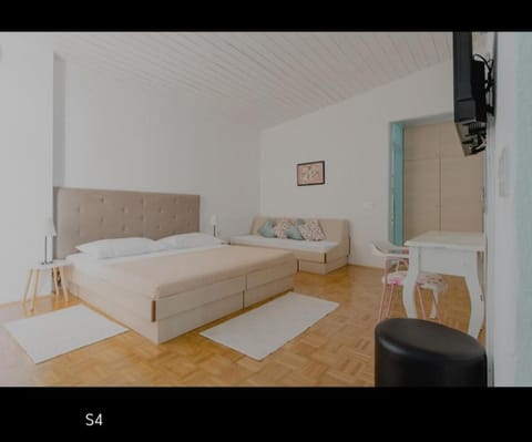 Brela S1 S4-no parking Bed and Breakfast in Brela