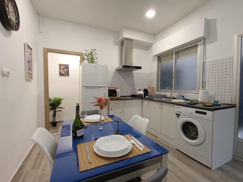 Kitchen or kitchenette, Dining area, oven, washing machine