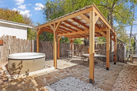 Calmbach Cottage House in Fredericksburg