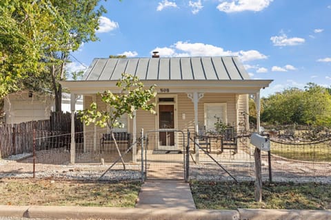 Calmbach Cottage House in Fredericksburg