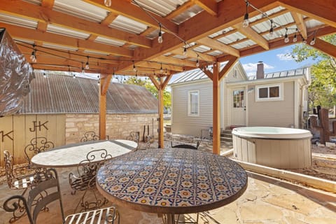 Calmbach Cottage House in Fredericksburg