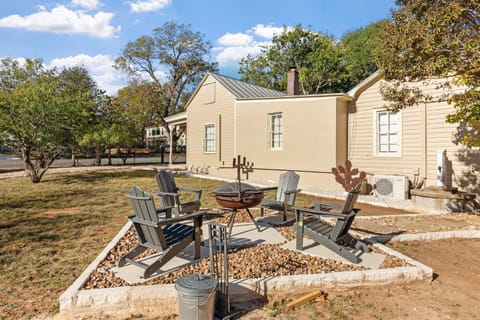 Calmbach Cottage House in Fredericksburg