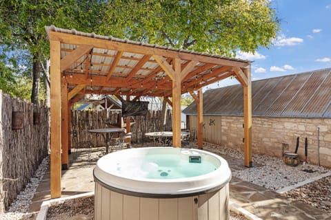 Calmbach Cottage House in Fredericksburg