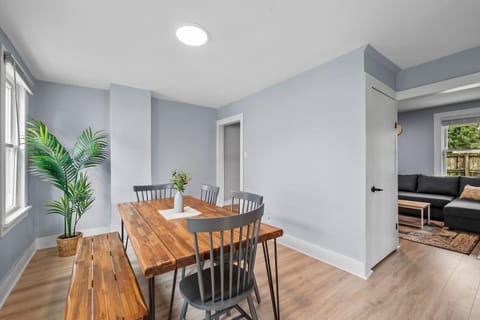 Seating area, Dining area