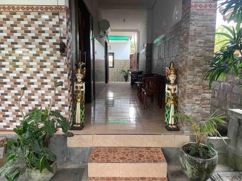 3 bedroom villa with private pool, 7min to beach House in Kediri