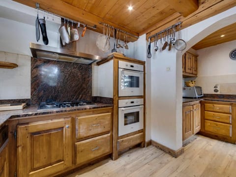 Chalet spacieux à La Rosière avec hammam et jacuzzi pour 15 personnes - FR-1-690-25 Chalet in Montvalezan