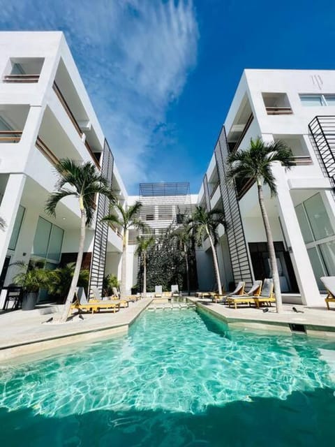 Property building, Swimming pool, sunbed