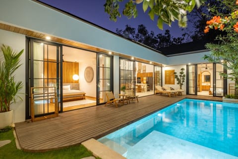 Property building, Patio, Night, Garden, Garden view, Pool view, Swimming pool, sunbed