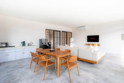 TV and multimedia, Coffee/tea facilities, Kitchen or kitchenette, Living room, Seating area, Dining area