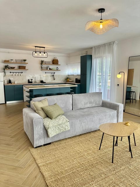 Kitchen or kitchenette, Living room, Seating area, Dining area