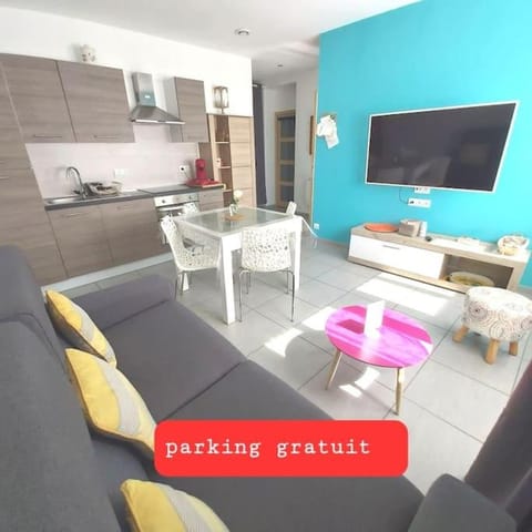 gîte en rdc A 200 m tgv et de la fac A 600 m des places 250 places de parking face au logement Apartment in Arras