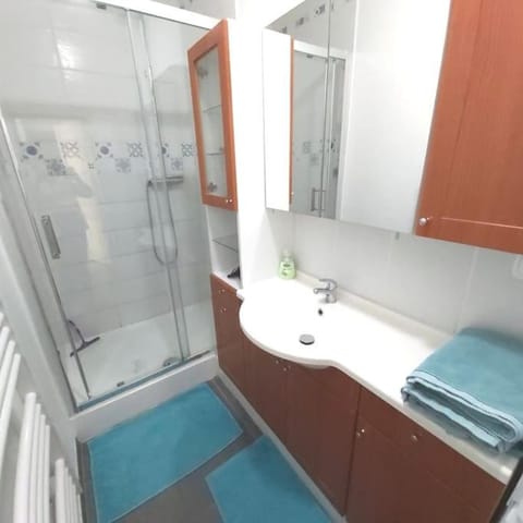 gîte en rdc A 200 m tgv et de la fac A 600 m des places 250 places de parking face au logement Apartment in Arras