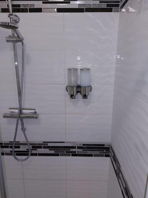 gîte en rdc A 200 m tgv et de la fac A 600 m des places 250 places de parking face au logement Apartment in Arras