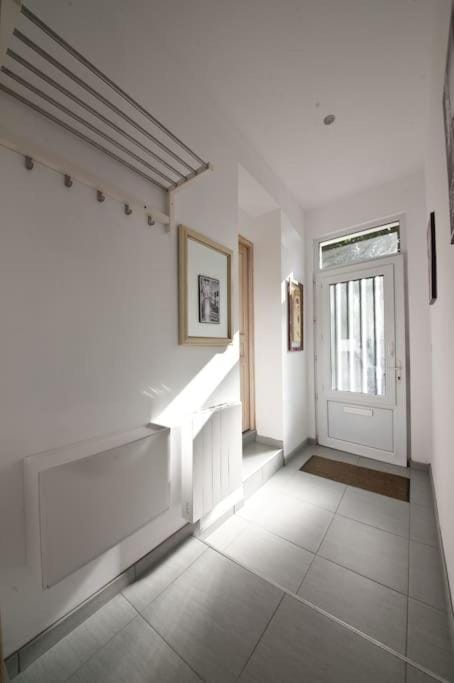 gîte en rdc A 200 m tgv et de la fac A 600 m des places 250 places de parking face au logement Apartment in Arras