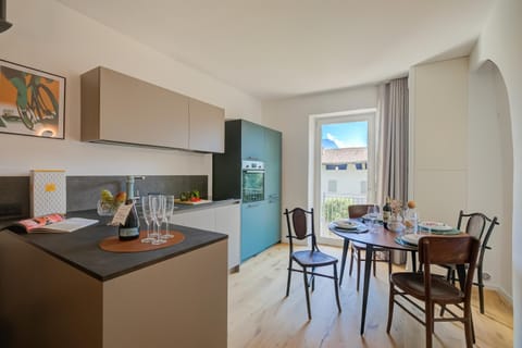 Kitchen or kitchenette, Dining area