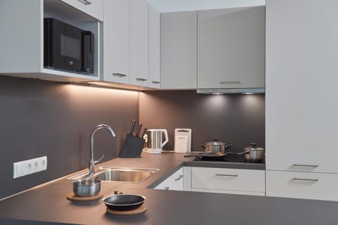 Coffee/tea facilities, Kitchen or kitchenette, stove, toaster