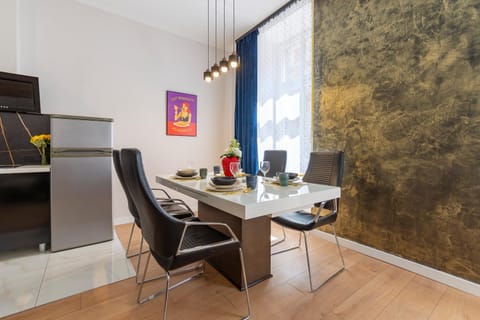 Kitchen or kitchenette, Living room, Seating area, Dining area, oven