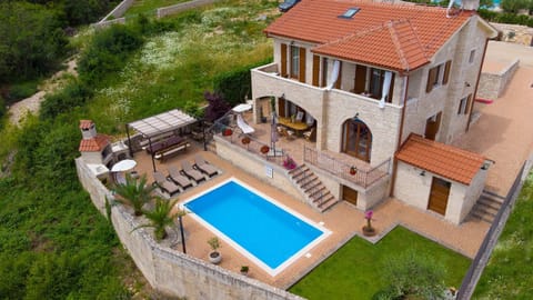 Property building, Patio, Day, BBQ facilities, Garden, View (from property/room), Balcony/Terrace, Garden view, Pool view, Swimming pool, sunbed