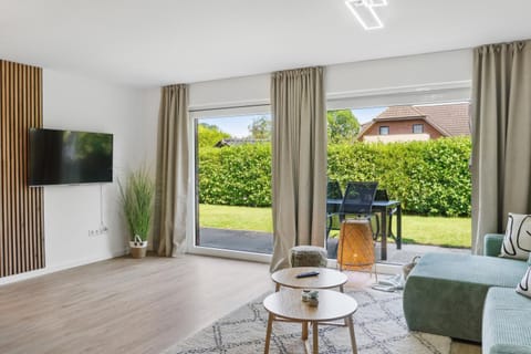 Day, Garden, TV and multimedia, Balcony/Terrace, Living room, Seating area, Garden view