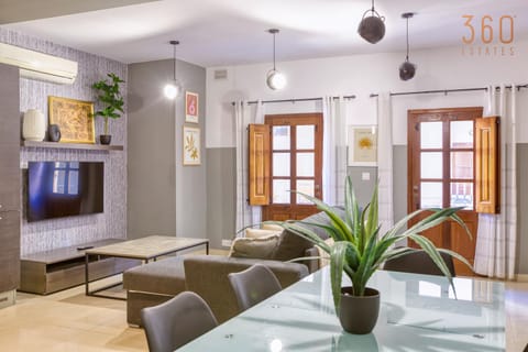 Communal lounge/ TV room, TV and multimedia, Living room, Seating area, Evening entertainment